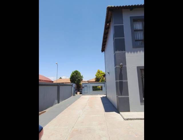 4 BEDROOM HOUSE FOR SALE IN ROSSLYN